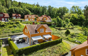 Gorgeous Home In Risør With Wifi